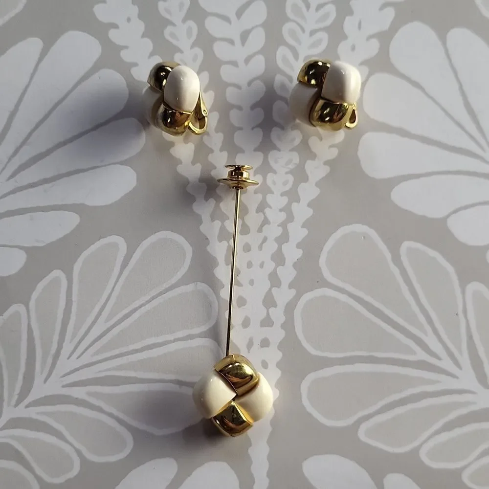 Vintage 50s Trifari Clip on Earrings and Hat pin